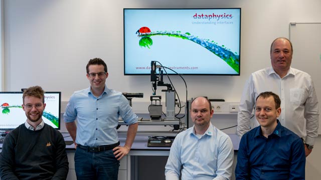 Dr. Sebastian Schaubach und Nils Langer (stehend, von links), Geschäftsführer von DataPhysics Instruments, freuen sich über die gelungene Zusammenarbeit mit Daniel Föste, Jonas Heelein und Matthias Leininger, den Gründern von droptical (sitzend, von links).
