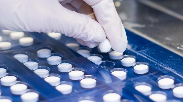 Tabletten werden während der Produktion geprüft.